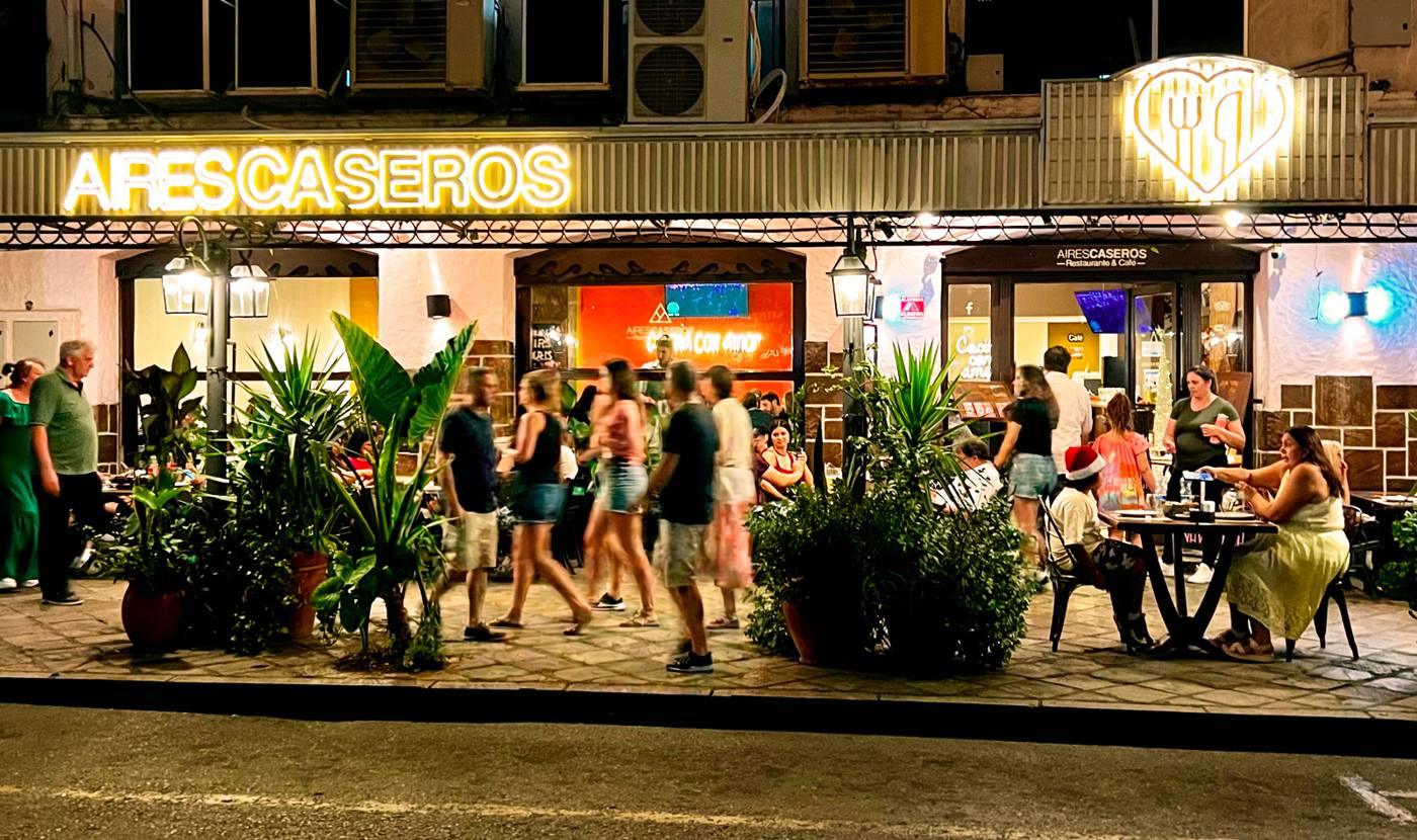 The pavement outside Aires Caseros on a summer night