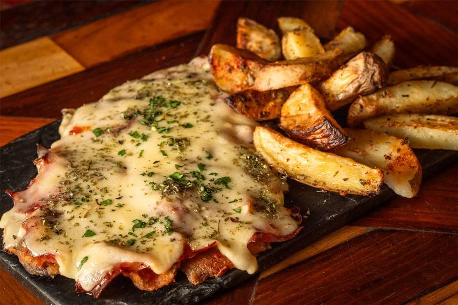 Milanesa napolitana with rustic potatoes