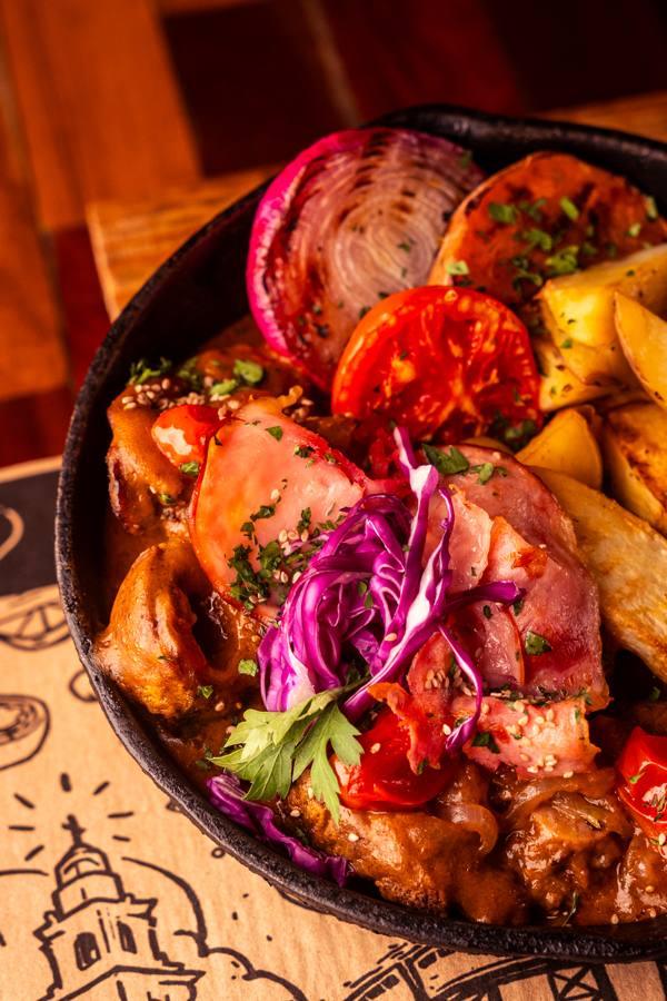 Stew with crispy pancetta and red cabbage
