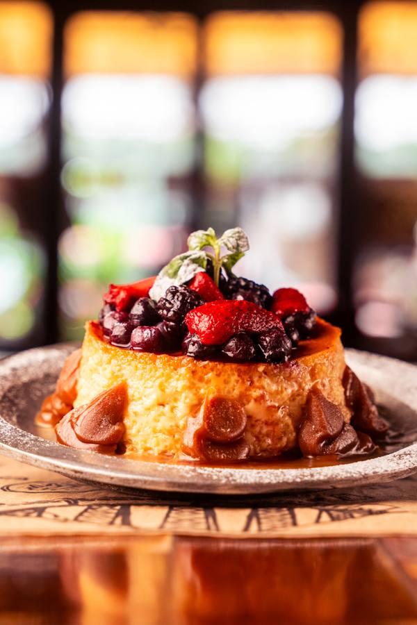 Berry dessert with dulce de leche